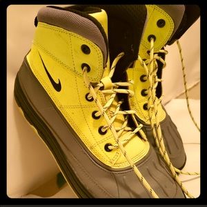Nike winter boots boys size 5.5Y